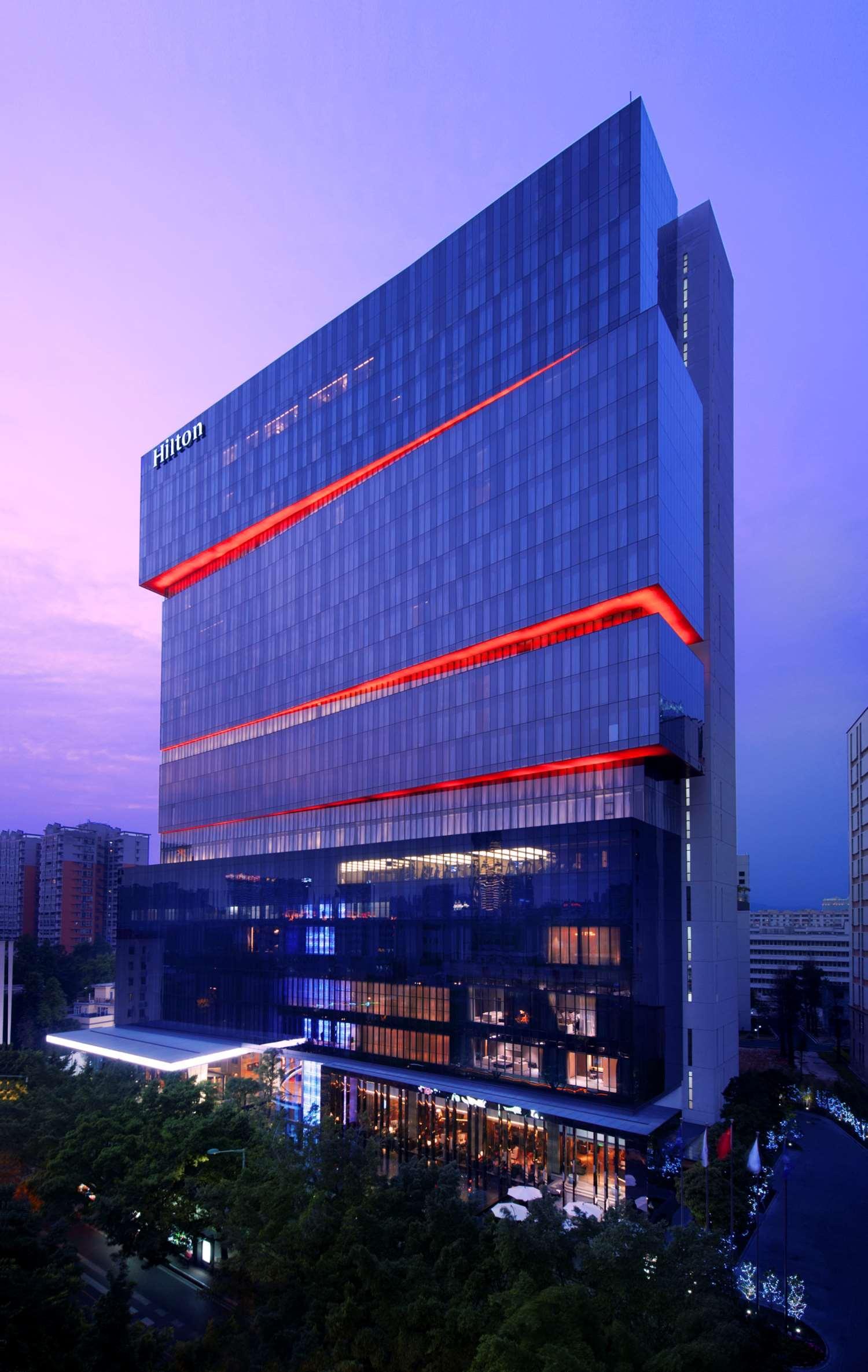 Отель Hilton Tianhe - Free Shuttle Bus And Registration Counter Available During Fair Period 5*
