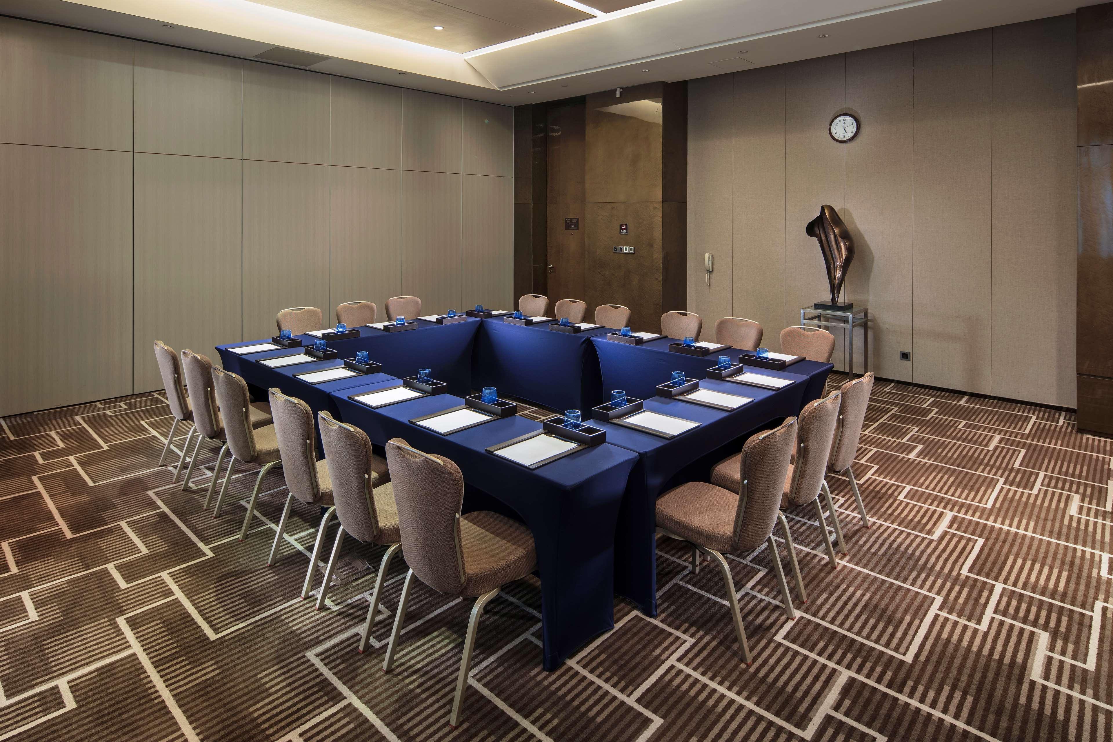 Отель Hilton Tianhe - Free Shuttle Bus And Registration Counter Available During Fair Period