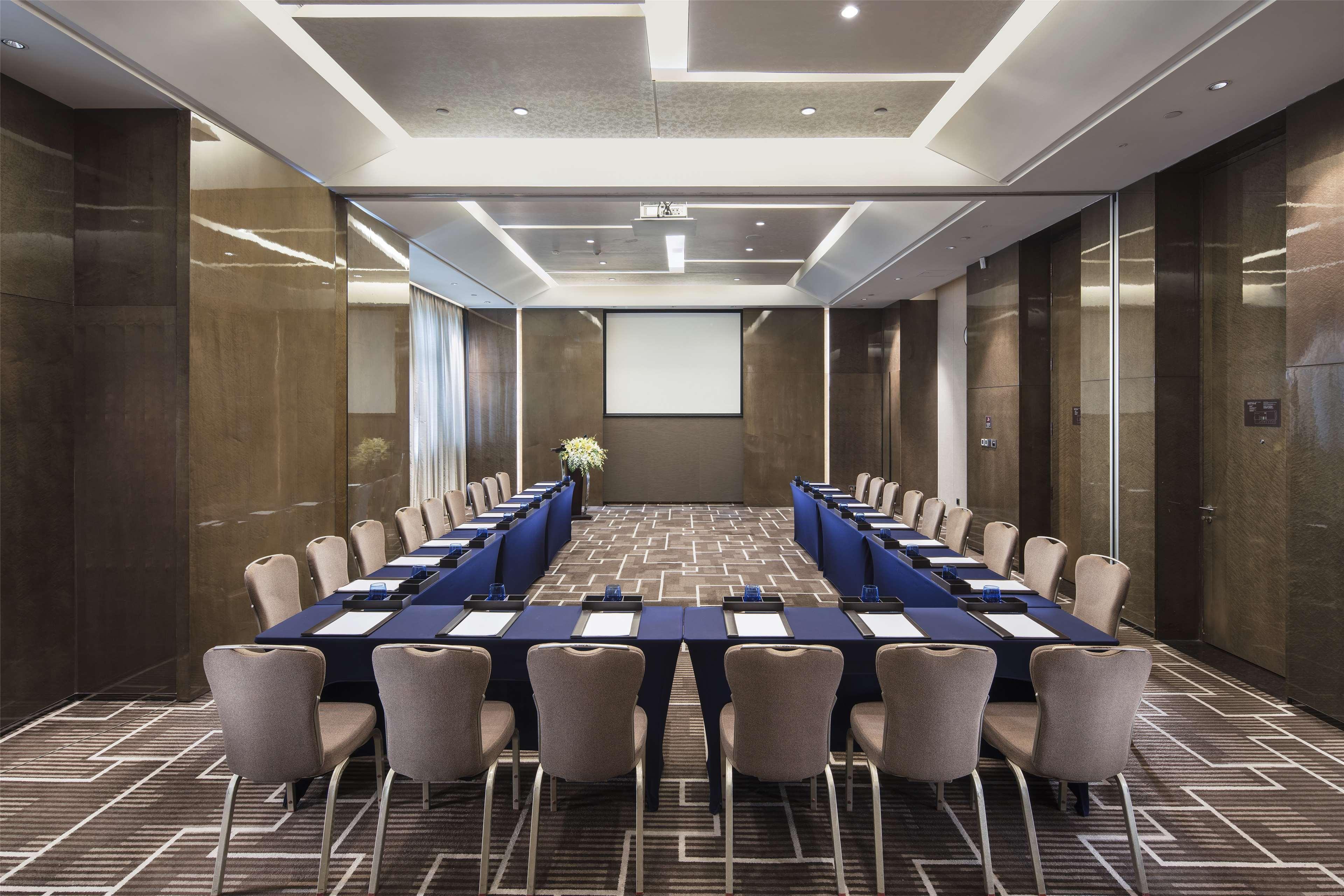 Hilton Tianhe - Free Shuttle Bus And Registration Counter Available During Fair Period Отель