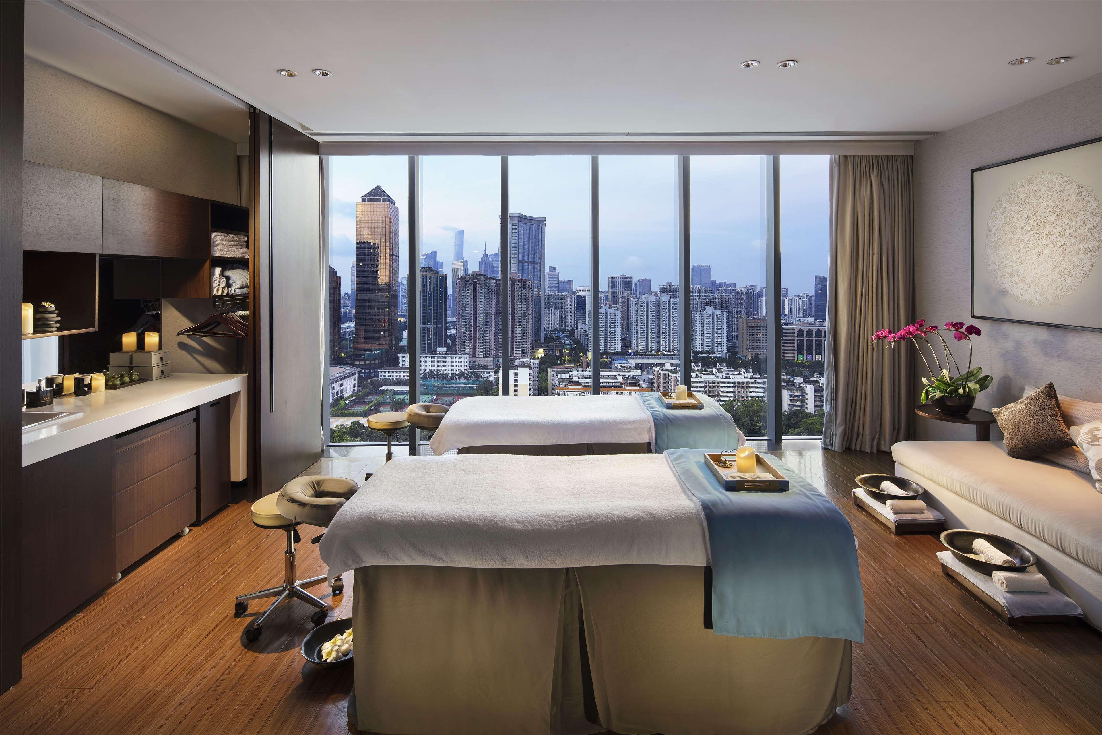 Отель Hilton Tianhe - Free Shuttle Bus And Registration Counter Available During Fair Period