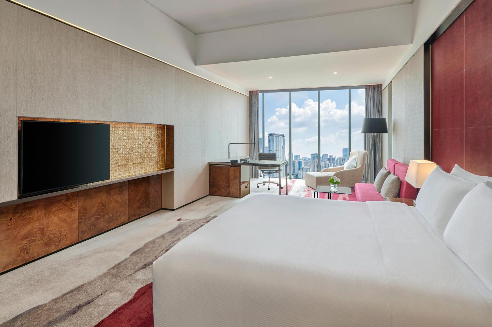 Отель Hilton Tianhe - Free Shuttle Bus And Registration Counter Available During Fair Period