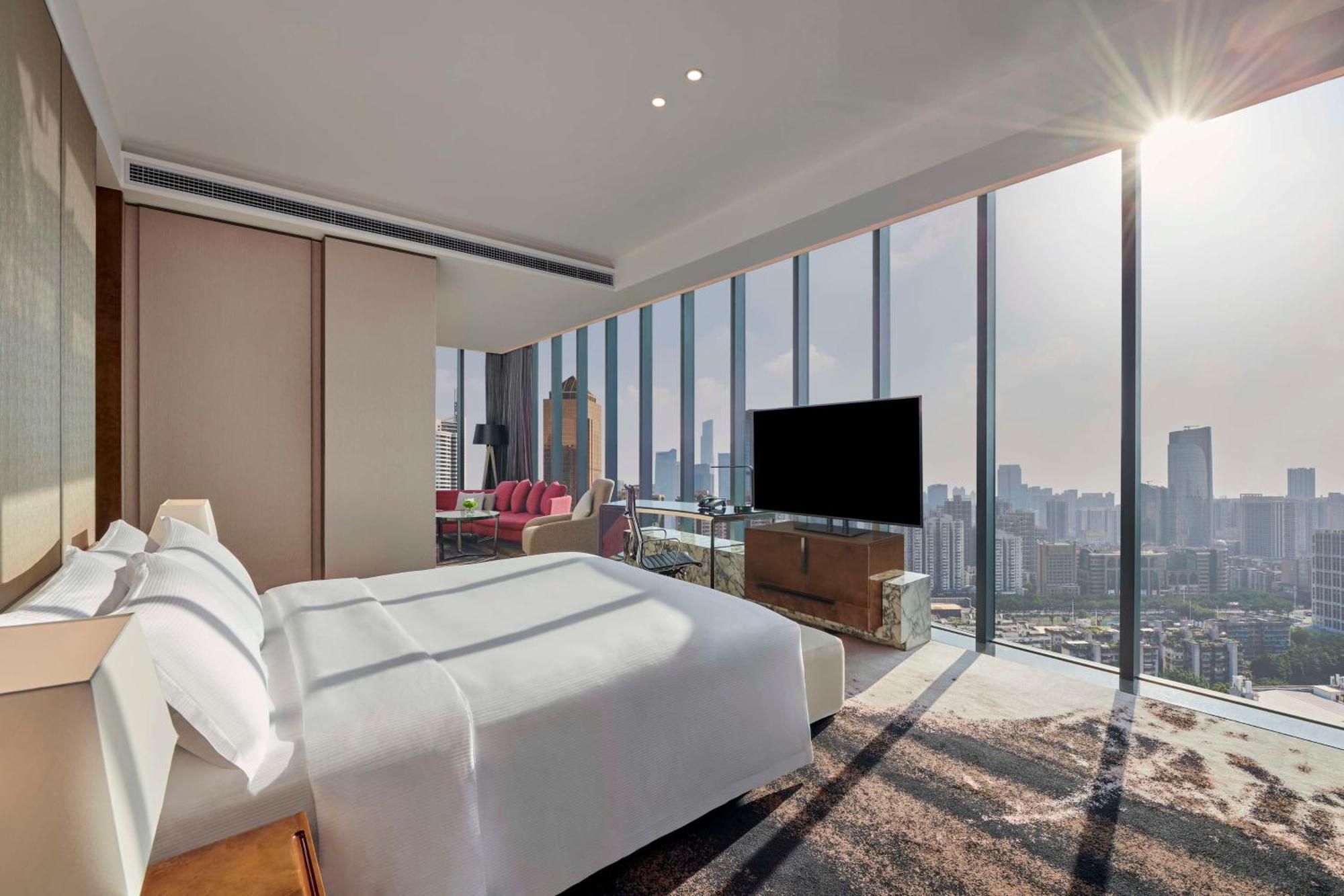 Отель Hilton Tianhe - Free Shuttle Bus And Registration Counter Available During Fair Period