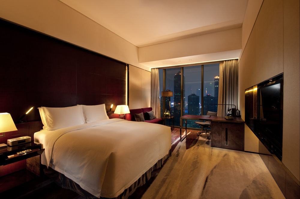Отель Hilton Tianhe - Free Shuttle Bus And Registration Counter Available During Fair Period 5*