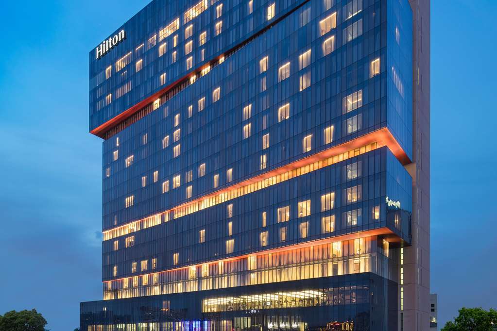 Hilton Tianhe - Free Shuttle Bus And Registration Counter Available During Fair Period Отель 5*